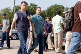 Jenko (Channing Tatum, l.) und Schmidt (Jonah Hill) wurden in das Undercover-Programm "21 Jump Street" versetzt, um an einer High School zu ermitteln, wo mit gef&auml;hrlichen Drogen gedealt wird.