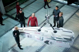 Nach dem Anschlag von John Harrison sollen Captain Kirk (Chris Pine, r.), Dr. Leonard 'Pille' McCoy (Karl Urban, 2.v.r.), 'Scotty' Scott (Simon Pegg, 3.v.r.) und Carol (Alice Eve, l.) bis zum Rand der "neutralen Zone" vordringen und von dort aus den Attent&auml;ter mit neuartigen Langstrecken-Photonentorpedos beschie&szlig;en. Doch kann die Besatzung der Enterprise Admiral Marcus' Anweisungen trauen?