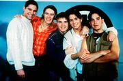 Robbie Williams verlie&szlig; die britische Boygroup "Take That" und 1996 l&ouml;ste sich dann die restliche Gruppe auf.