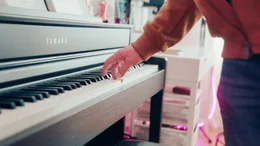 K&ouml;nnen wir unseren Augen und Ohren noch trauen, bei dem, was wir auf unseren Bildschirmen sehen? Hanno zeigt, was K&uuml;nstliche Intelligenz heute kann! T&auml;uschend echtes Videomaterial und Musik auf Knopfdruck? Jede Sprache sprechen? Familienfotos von 1925 zum Leben erwecken? Alles m&ouml;glich. Doch wo liegen die Grenzen und Gefahren, die damit einhergehen? Hanno testet verschiedene K.I. Tools auf Herz und Nieren und wird dabei von "K.I.K.I." begleitet, seiner pers&ouml;nlichen K.I. Assistentin f&uuml;r diese Doku. Zusammen gehen sie der Frage nach: Was kann man noch glauben? Im Bild: Echte Musik - bald nur noch eine Randerscheinung in Zeiten der KI.