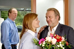 Eifers&uuml;chtig beobachtet Ferdinand (Herbert Knaup), wie Susanne (Birge Schade) liebevoll ihren neuen Freund Markus (Jan-Gregor Kremp) begr&uuml;&szlig;t.