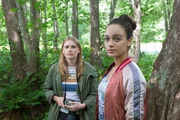 Moorschützerin Mona (Anna Hausburg, l.) ist sauer auf Leyla (Gülseren Erkut, r.), weil sie sich im Moor so rücksichtslos verhält.