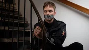 Dennis Funke (Markus Gl&auml;ser) wurde ans Treppengel&auml;nder gefesselt.