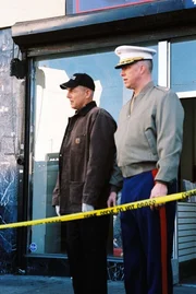 Ein Marine-Rekrutierer, der bekannt dafür ist, seine Quote mit allen Mitteln erreichen zu wollen, wird in seinem Büro erschossen. Gibbs (Mark Harmon, l.) und sein Team übernehmen die Ermittlungen.