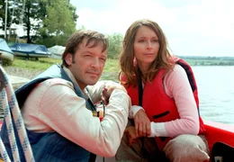 Judith (Christina Plate) und Klaus (Michael Roll) haben sich zum Segeln verabredet.