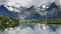 Blick auf den Klaussee in Ahrntal mit den Zillertaler Alpen.