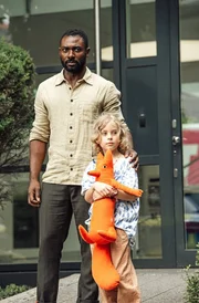 Carlos Lech (Alexander Prince Osei) hat seine Pflegetochter Stella Barthel (Finja Leonie Meyer) zum Vaterschaftstest ins Präsidium gebracht. Carlos Lech (Alexander Prince Osei) hat seine Pflegetochter Stella Barthel (Finja Leonie Meyer) zum Vaterschaftstest ins Präsidium gebracht.