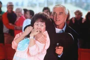 Lt. Frank Drebin (Leslie Nielsen, re.)