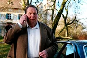 Benno (Ottfried Fischer) wird von seiner Mutter telefonisch um Hilfe gebeten. Pr&auml;lat Hinter steht vor ihrer T&uuml;r, um eine Spende f&uuml;r die Kirche einzusammeln. Aber anstatt ihn unter einem Vorwand wegzulocken, tut er genau das Gegenteil ...