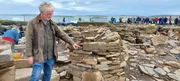 Auf den Orkney-Inseln legen Archäologinnen und Archäologen eine der bedeutendsten Stätten der europäischen Jungsteinzeit frei: das sogenannte "Ness of Brodgar". Auf den Orkney-Inseln legen Archäologinnen und Archäologen eine der bedeutendsten Stätten der europäischen Jungsteinzeit frei: das sogenannte "Ness of Brodgar".