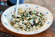 Pasta mit Erbsen und Aubergine