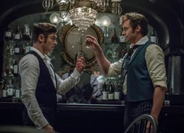 Phillip Carlyle (Zac Efron, l.); P.T. Barnum (Hugh Jackman, r.)