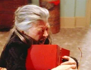 Die engagierte Psychologin Louise Politano (Phyllis Somerville) wird Opfer einer Briefbombe. Die engagierte Psychologin Louise Politano (Phyllis Somerville) wird Opfer einer Briefbombe.