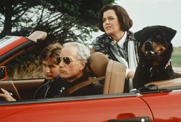 Zur Tarnung m&uuml;ssen Chris (Richard Dreyfuss, M.) und Bill (Emilio Estevez) mit der Anw&auml;ltin Gina (Cathy Moriarty) Familie spielen.