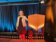 Die Archäologin Prof. Dr. Corinna Reinhardt, Juniorprofessorin am Institut für Klassische Archäologie, Friedrich-Alexander-Universität Erlangen-Nürnberg, erklärt in ihrem Vortrag "Was griechische Vasen über das Leben der Menschen in der Antike verraten" wie computergestützte Methoden helfen, antike Sichtweisen besser zu verstehen. Die Archäologin Prof. Dr. Corinna Reinhardt, Juniorprofessorin am Institut für Klassische Archäologie, Friedrich-Alexander-Universität Erlangen-Nürnberg, erklärt in ihrem Vortrag "Was griechische Vasen über das Leben der Menschen in der Antike verraten" wie computergestützte Methoden helfen, antike Sichtweisen besser zu verstehen.