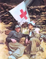 Am 27. April 1945 trafen US-Einheiten und die Rote Armee auf deutschem Boden zusammen. Die Doku zeigt, wie sich die Wehrmacht in diesem Teil Nazideutschlands aufl&ouml;ste und wie sich Hunderttausende deutsche Soldaten in amerikanische Kriegsgefangenschaft begaben. (Foto: Gefangener Wehrmachtssoltat und verwundeter US-Soldat)