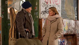 Zwei Sturk&ouml;pfe: Kassiererin Emma Beeskow (Dagmar Manzel) und der Obdachlose August von Zinnerberg (Henry H&uuml;bchen).