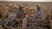 In unmittelbarer N&auml;he der "W&uuml;stendrachen" sto&szlig;en die Forscher auf Behausungen, die aufschlussreiche Hinweise &uuml;ber die Erbauer der monumentalen Strukturen liefern.