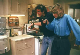 Das junge Paar Sandy (Helen Slater, r.) und Ken Kessler (Judge Reinhold, l.) wollen die Frau des reichen Gesch&auml;ftsmannes Sam Stone entf&uuml;hren und eine Million Dollar L&ouml;segeld fordern. Doch schon bald wendet sich das Blatt ...