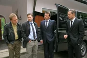 Kommissar Königs (Mark-Alexander Solf, 2.v.l.) erster Fall führt ihn und Polizist Michi Mohr (Max Müller, l.)  zu Bestattungsunternehmer Jung (Martin Muliar, 2.v.r.; Sven Waasner, r.).