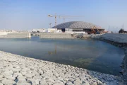 ABU DHABI &ndash; Au&szlig;enansicht des Louvre Abu Dhabi, Fortschritt der Meeresarbeiten.