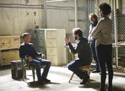 Da Psychologe Nate (Peter Cambor, 2.v.l.) sich während einer Undercover-Mission nicht bei Hetty meldet, erfährt das Team, dass dieser anscheinend mit Alisa (Judith Shekoni, r.), einer berühmt-berüchtigten Großkriminellen, gemeinsame Sache macht. Callen (Chris O'Donnell, l.) ermittelt und gerät in ihre Fänge.