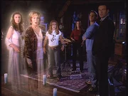 Ertappt! Patty (Finola Hughes, l.), Grams (Jennifer Rhodes, 2.v.l.), Phoebe (Alyssa Milano, 3.v.l.), Piper (Holly Marie Combs, 3.v.r.), Leo (Brian Krause, 2.v.r.) und Cole (Julian McMahon, r.) m&uuml;ssen Paige nun einiges erkl&auml;ren.