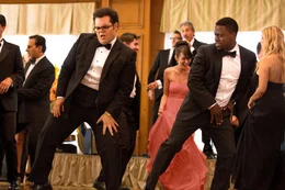 Doug (Josh Gad, l.) zeigt Jimmy (Kevin Hart, r.) stolz, was er in der Tanzschule gelernt hat &ndash; doch reicht das, um an seinem gro&szlig;en Tag zu gl&auml;nzen?