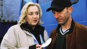 Katharina Brunner (Doris Kunstmann) beauftragt Walter Fromme (Ulrich Keller) mit der n&auml;chsten Fahrt.
