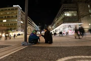 Rund 50.000 Menschen leben deutschlandweit auf der Straße. Wenn im Winter die Temperaturen sinken, beginnt ein Kampf ums Überleben. Meltem (r.) unterstützt Obdachlose in Frankfurt. Rund 50.000 Menschen leben deutschlandweit auf der Straße. Wenn im Winter die Temperaturen sinken, beginnt ein Kampf ums Überleben. Meltem (r.) unterstützt Obdachlose in Frankfurt.