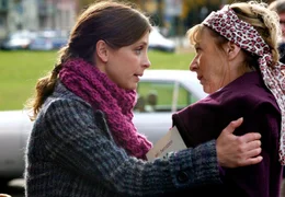 Lina (Julia Brendler) sorgt sich um ihre Mutter Ada (Gabriele Dossi), die nicht mehr ganz so selbst&auml;ndig ist, wie sie sich gibt.