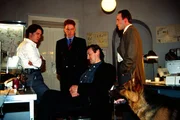Innerhalb kurzer Zeit werden zwei Nachtclub-Besitzer umgebracht. Kommissar Richie Moser (Tobias Moretti, l.) und Kriminalassistent Ernst Stockinger (Karl Markovics, r.) verhören den Profikiller Oleg Karenin (Krzysztof Majchrzak, 2.v.r.) in Anwesenheit seines Anwaltes Dr. Bernhard (André Pohl, 2.v.l.). Innerhalb kurzer Zeit werden zwei Nachtclub-Besitzer umgebracht. Kommissar Richie Moser (Tobias Moretti, l.) und Kriminalassistent Ernst Stockinger (Karl Markovics, r.) verhören den Profikiller Oleg Karenin (Krzysztof Majchrzak, 2.v.r.) in Anwesenheit seines Anwaltes Dr. Bernhard (André Pohl, 2.v.l.).