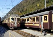 Zwei Züge der Berner Oberland Bahn.