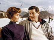 Als Julchen (Liselotte Pulver) zusammen mit dem Regisseur "B&uuml;ffel" in die Schweiz reist und dort den charmanten Jean Berger (Paul Hubschmid) wiedersieht, ist das Chaos perfekt.
