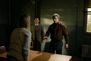 Janis (Cynthia Nixon), die unter einer multiplen Persönlichkeitsstörung leitet, behauptet, dass ihr Baby verschwunden ist. Dr. George Huang (B. D. Wong, M.) und Dr. Carlisle (Bronson Pinchot) nehmen sich ihrem Fall an. Janis (Cynthia Nixon), die unter einer multiplen Persönlichkeitsstörung leitet, behauptet, dass ihr Baby verschwunden ist. Dr. George Huang (B. D. Wong, M.) und Dr. Carlisle (Bronson Pinchot) nehmen sich ihrem Fall an.
