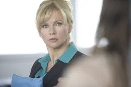Standesbeamtin Ellen (Veronica Ferres) in der Gruppentherapie.