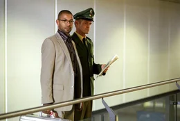 Koofi (Tyron Ricketts, l.) wird zum Flugzeug, das ihn nach Ghana bringen soll, abgef&uuml;hrt ...
