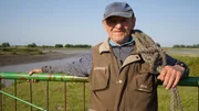Bauer Mathias Schilling und seine neuen Rinder, schottische Highlands Bauer Mathias Schilling und seine neuen Rinder, schottische Highlands