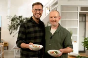 Der N&uuml;rnberger Sternekoch Felix Schneider (re.) bereitet Kartoffeln mit Buttermilch-Vinaigrette sowie Kr&auml;utern, Bl&uuml;ten und Gem&uuml;se aus dem eigenen Garten zu. Spitzenkoch S&ouml;ren zeigt, wie das schw&auml;bische Heimatgericht Maultaschen geht. Zum Abschluss kreieren die beiden gemeinsam Ravioli mit Eigelbf&uuml;llung.