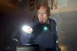 Die Situation eskaliert, als einer der Geiselnehmer das Haus in Brand stecken will. Kann Jeff Talley (Bruce Willis) dies noch verhindern?; Die Situation eskaliert, als einer der Geiselnehmer das Haus in Brand stecken will. Kann Jeff Talley (Bruce Willis) dies noch verhindern?