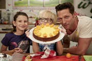 Noemi, Noah und Alexander Kumptner pr&auml;sentieren die Cheesecake mit selbstgemachtem Frischk&auml;se.
