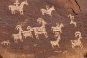 Ute Rock Art-Interpretationsschild im Arches National Park in der N&auml;he von Moab, Utah