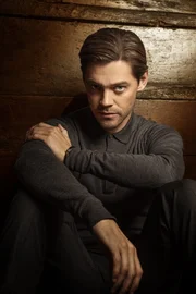 Malcolm Bright (Tom Payne)