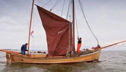 Historischer Zeesboot-Fischer auf dem Saaler Bodden der Halbinsel Fischland-Dar&szlig;-Zingst.
