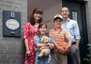 Jan (Barnaby Metschurat, re.) und Katja (Katharina Wackernagel, li.) sind mit ihren beiden Kindern Jakob (Mindor Behrens) und Elisa (Marleen Quentin) freuen sich in ihr neues Haus einzuziehen, als ein wohlgeh&uuml;tetes Geheimnis ans Licht kommt.