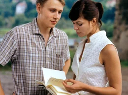 hr-fernsehen DER ROTE KAKADU, Spielfilm, Deutschland 2006, Regie: Dominik Graf, am Mittwoch (22.08.12) um 23:15 Uhr. Die Dichterin Luise (Jessica Schwarz) ist nicht gerade begeistert, dass Siggi (Max Riemelt) ihre verbotenen Werke heimlich als Buch drucken lie&szlig;.