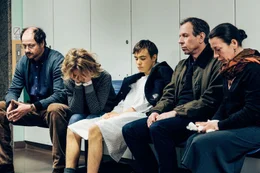 Bangen um das Leben von Dafina: (v.l.n.r.) Seelsorger Klages (Cornelius Schwalm), Regina (Carina Wiese), Frank (Valentino Fortuzzi), Peter (J&ouml;rg Pose) und Emine (Antoneta Ristova) ...