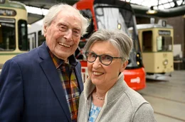 Ludwig Sebus (l) mit seiner Tochter Monika R&uuml;ck im Stra&szlig;enbahnmuseum K&ouml;ln-Thielenbruch.