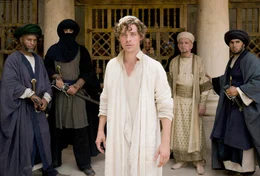 Rob (Tom Payne, Mitte) und sein Lehrmeister Ibn Sina (Ben Kingsley, 2. v. re.) m&uuml;ssen sich vor einem Tribunal religi&ouml;ser Fanatiker verantworten.