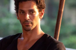 Largo Winch (Tomer Sisley), Abenteurer, Adoptivsohn und Erbe des Gro&szlig;industriellen Nerio Winch. Largo ist es gewohnt, mit wenig auszukommen. Daher will er sein riesiges Erbe in eine gemeinn&uuml;tzige Stiftung &uuml;berf&uuml;hren.
